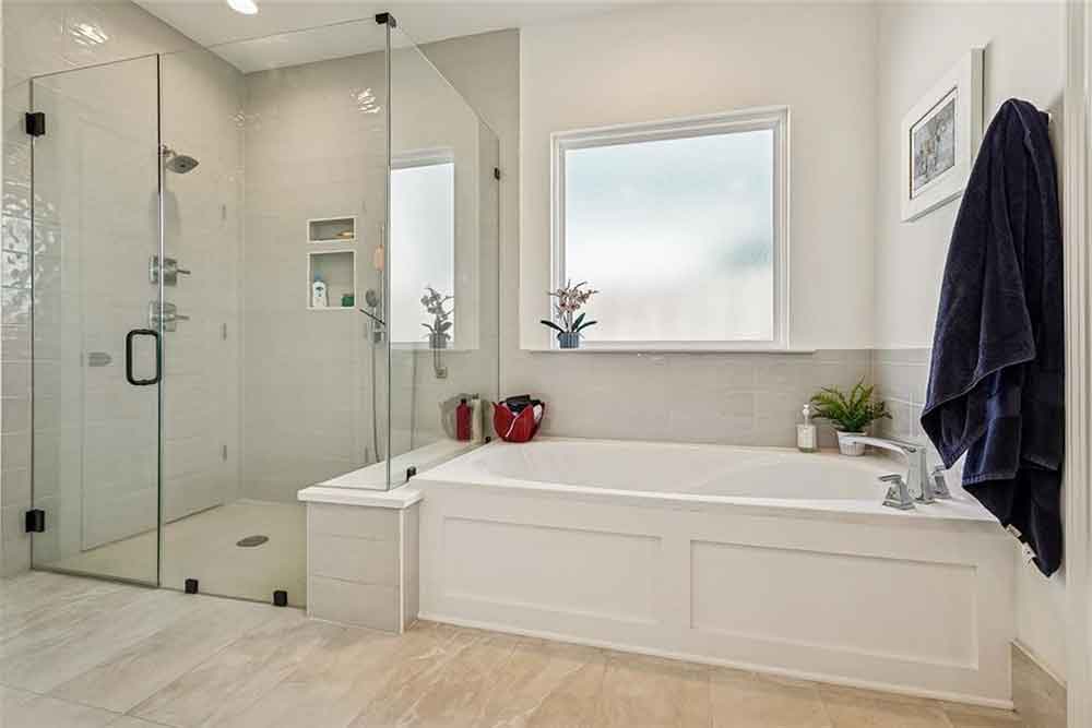 11-7013-Bald-Eagle-Tub-&-Separate-Shower
