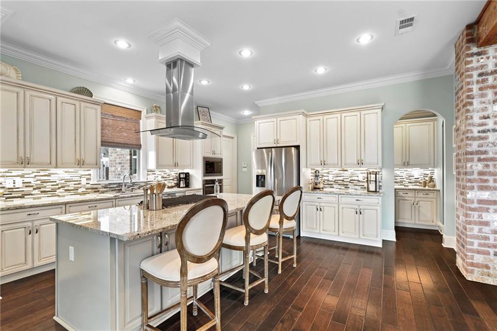 12-274 W. Longview Court