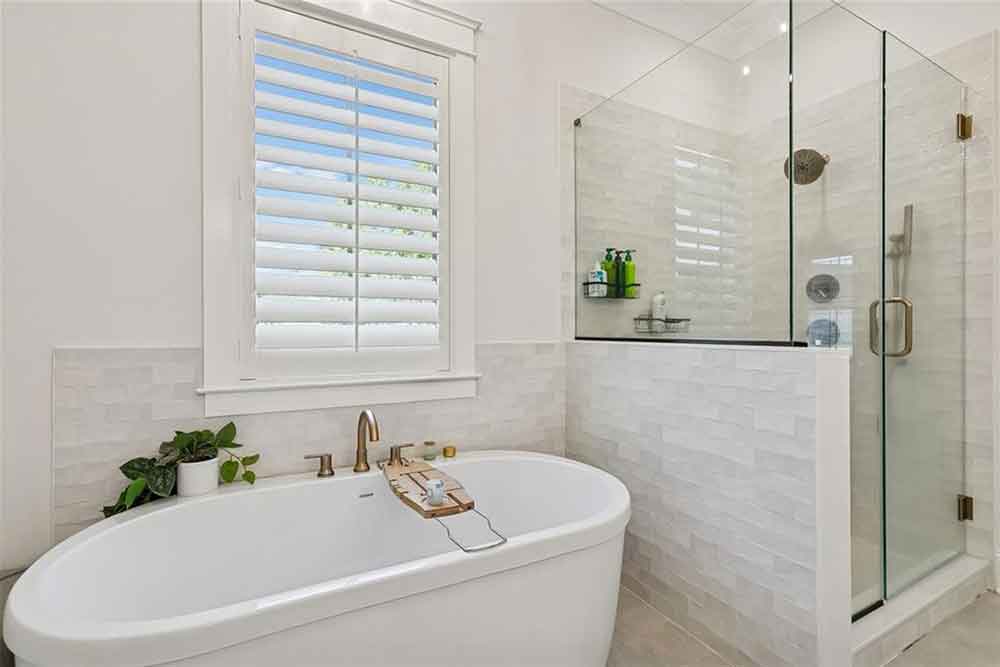 13-7104-Green-Heron-Soaking-Tub-Shower