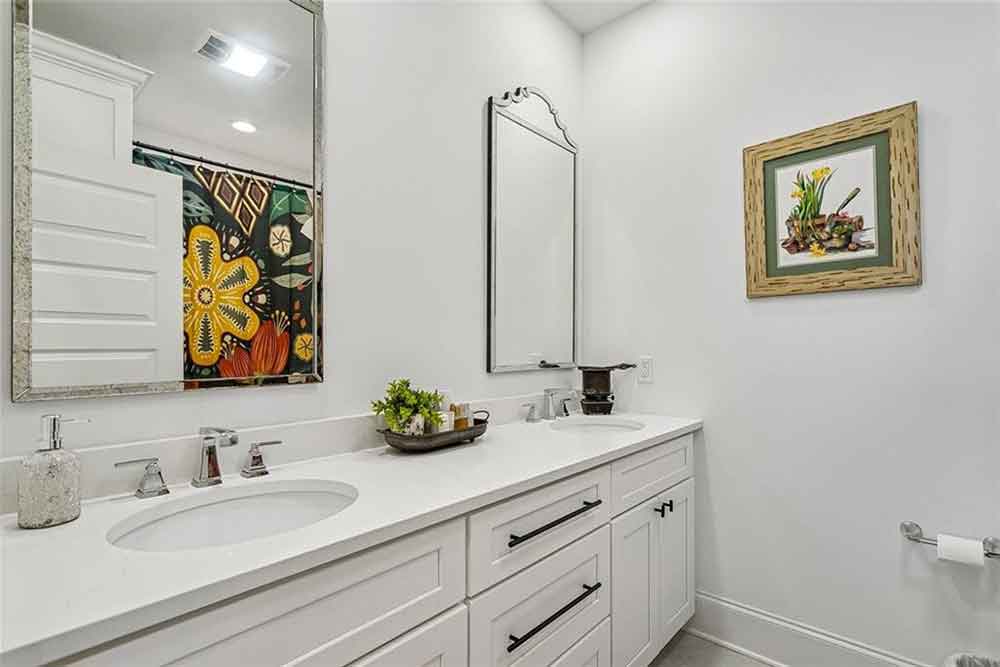 14-7013-Bald-Eagle-Bathroom