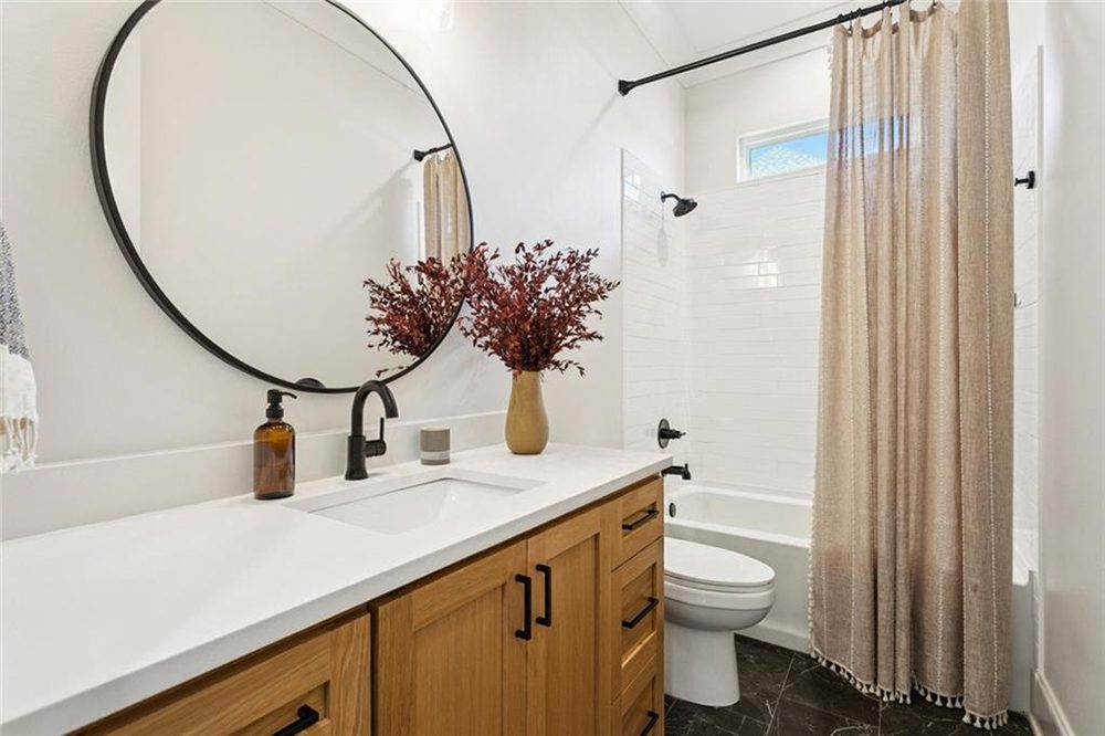 17- 1166 Audubon Pkwy Shower