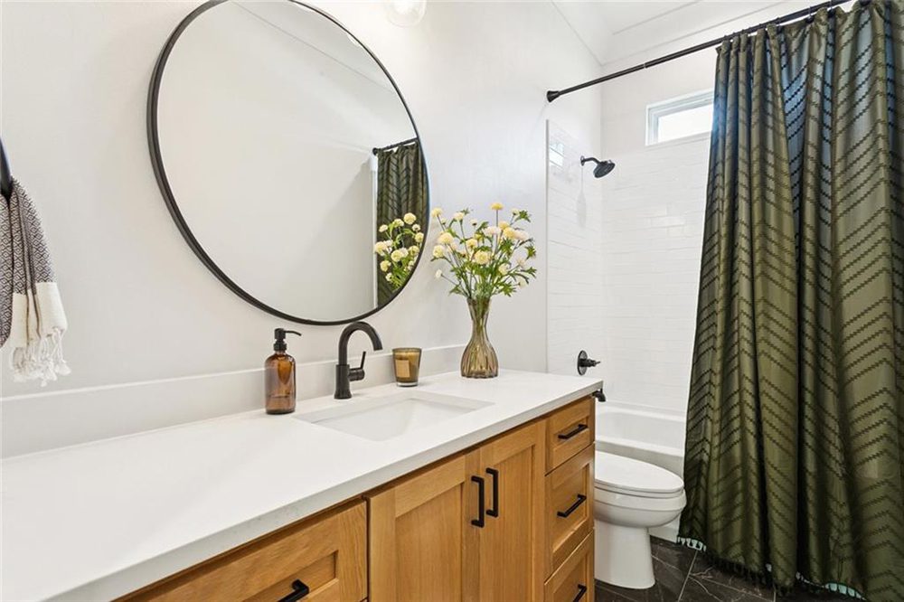 19- 1166 Audubon Pkwy Bathroom