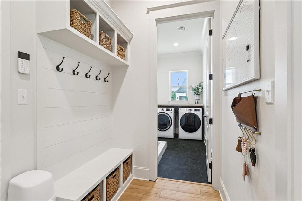 21- 1166 Audubon Pkwy Mudroom