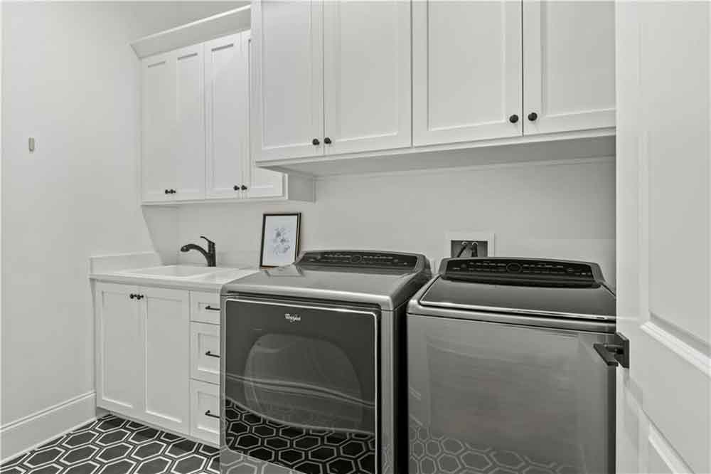 21-1505-Blck-Pine-Court