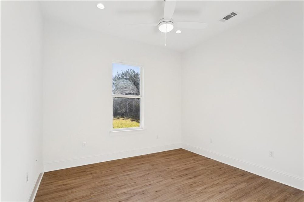 23-Well Lit Room 1174 Audubon Pkwy With its quiet atmosphere and timeless design, this bedroom is ideal as a guest room, children’s room, or tranquil home office.