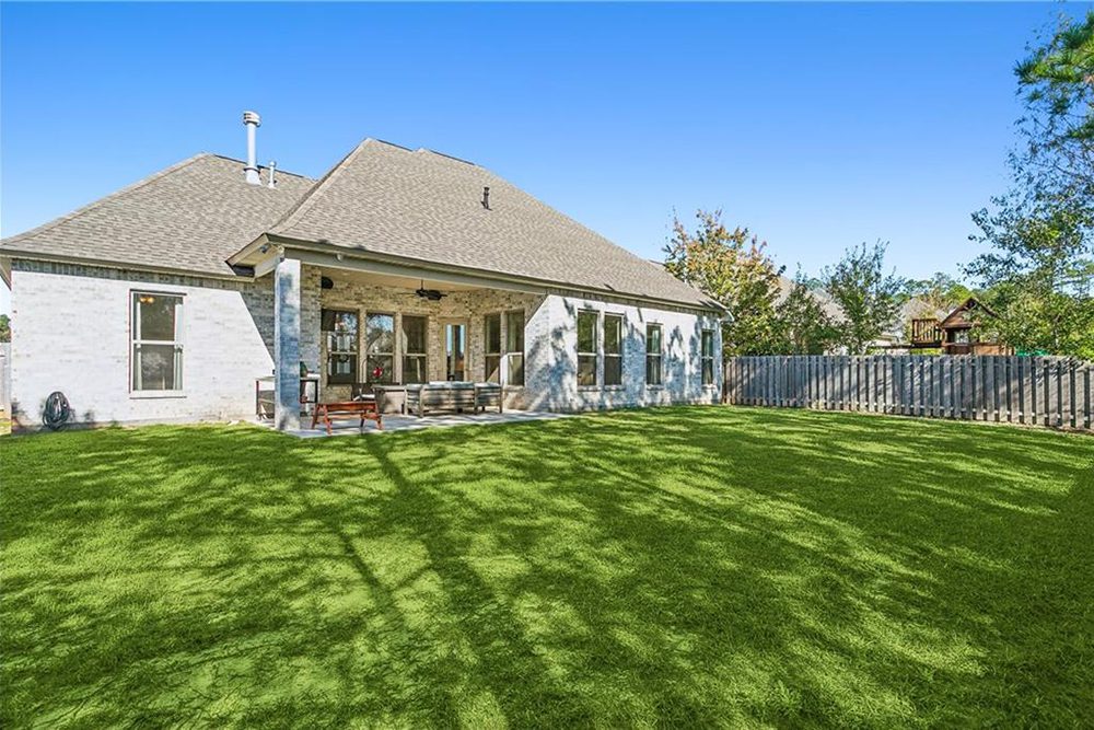 26-432 Blue Heron Fenced In Yard