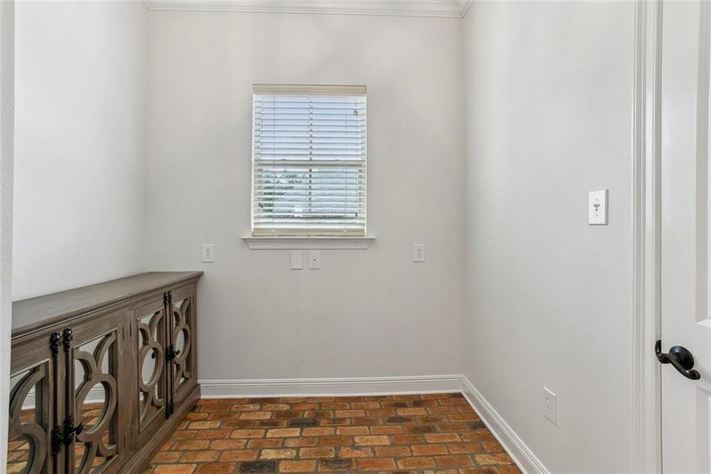 29- 717 Sugar Pine Circle Natural Lighting