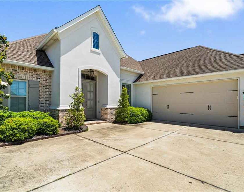 3-2021-Cypress-Bend-Drive-Garage