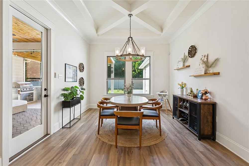 8-7104-Green-Heron-Dining-Area